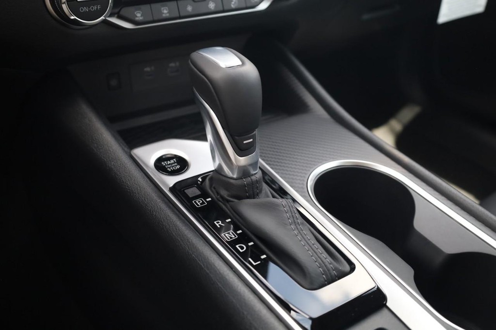 Nissan Altima Vehicle Image 18