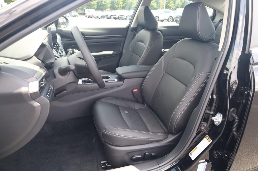 Nissan Altima Vehicle Image 19