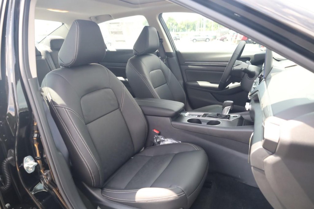 Nissan Altima Vehicle Image 20