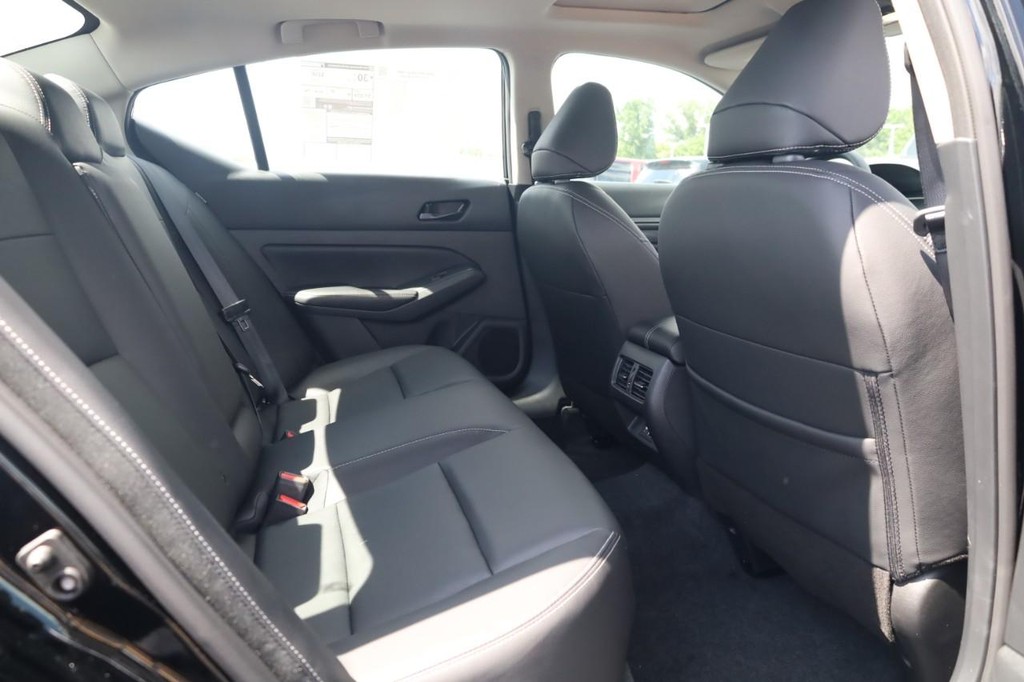 Nissan Altima Vehicle Image 21