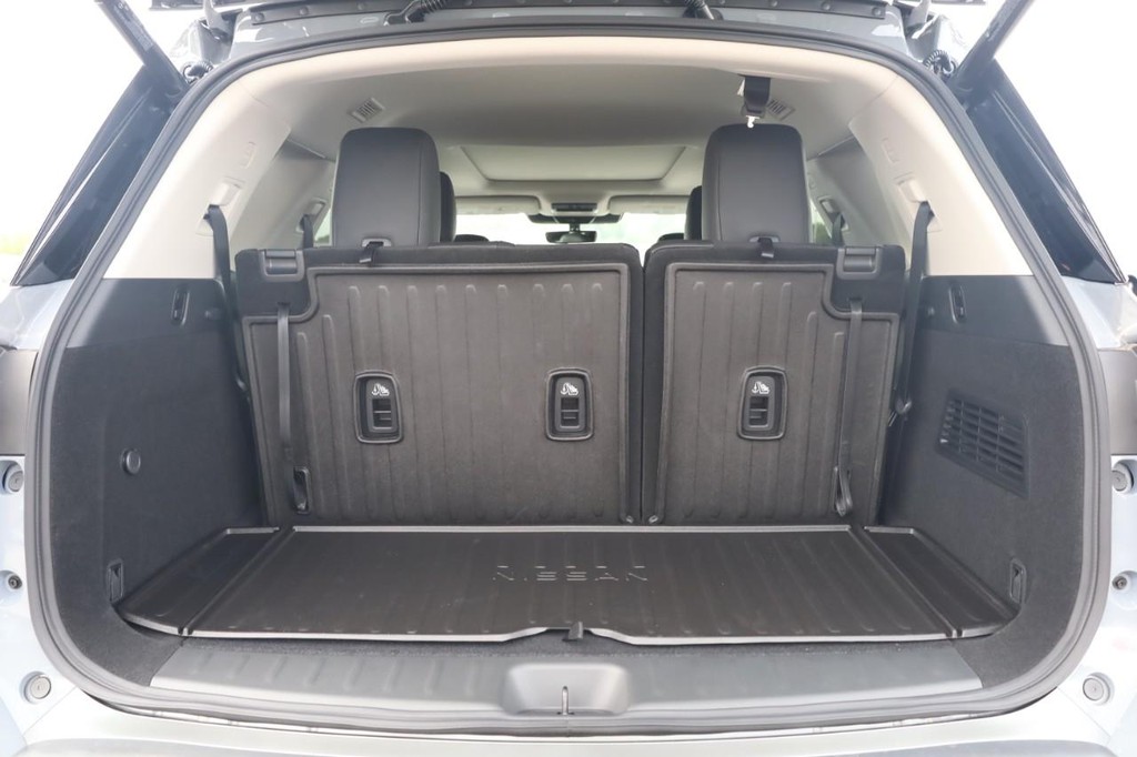 Nissan Pathfinder Vehicle Full-screen Gallery Image 7