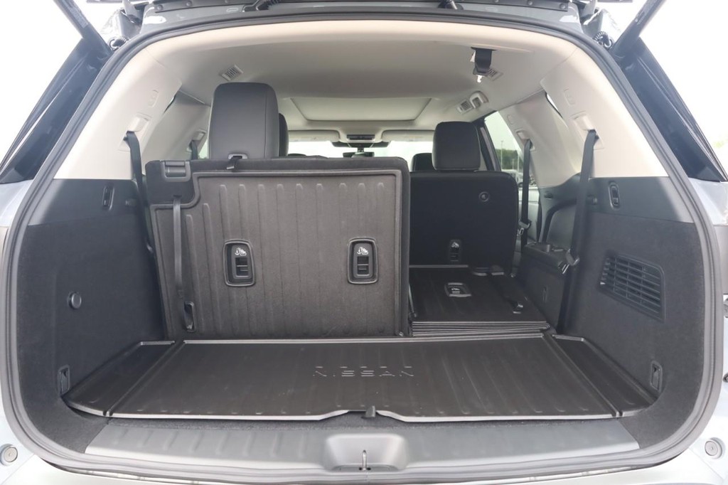 Nissan Pathfinder Vehicle Full-screen Gallery Image 8