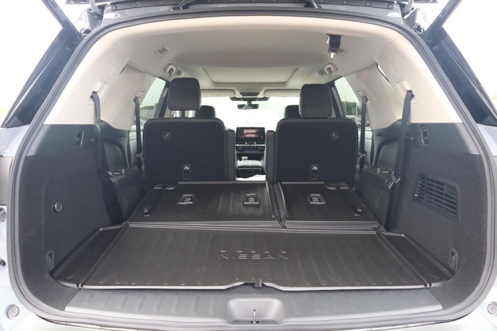 Nissan Pathfinder Vehicle Full-screen Gallery Image 9