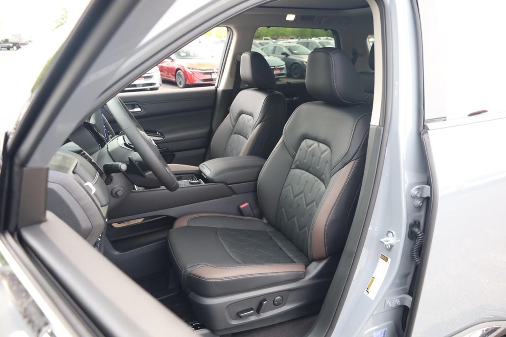 Nissan Pathfinder Vehicle Full-screen Gallery Image 10