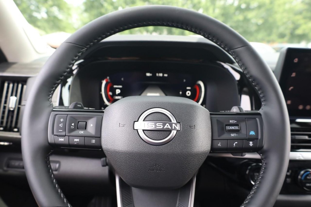Nissan Pathfinder Vehicle Full-screen Gallery Image 11