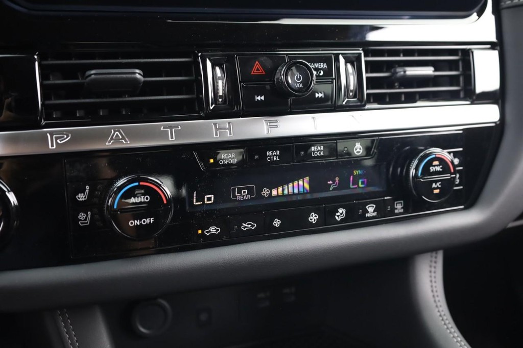 Nissan Pathfinder Vehicle Full-screen Gallery Image 15