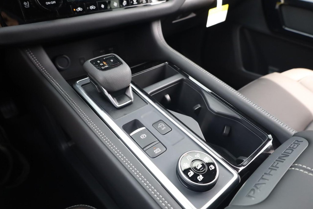 Nissan Pathfinder Vehicle Full-screen Gallery Image 17