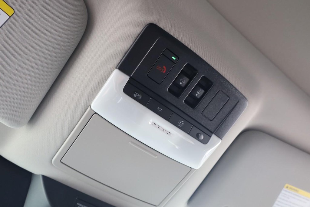 Nissan Pathfinder Vehicle Full-screen Gallery Image 18