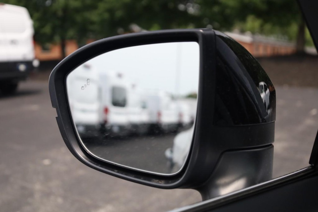 Nissan Pathfinder Vehicle Full-screen Gallery Image 21