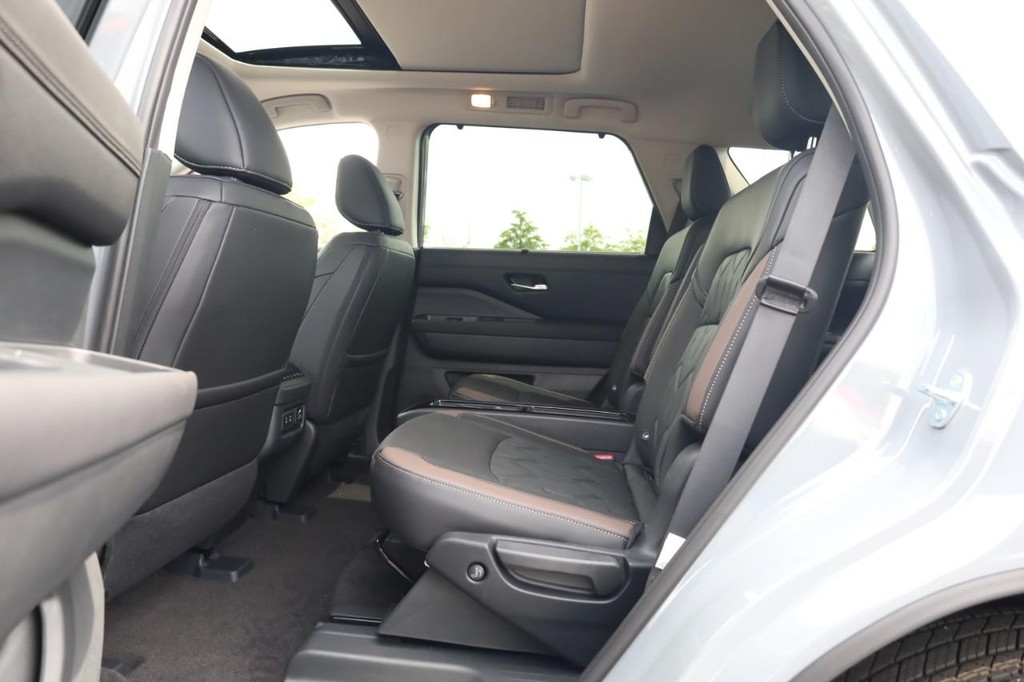 Nissan Pathfinder Vehicle Full-screen Gallery Image 23
