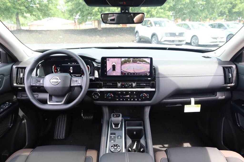 Nissan Pathfinder Vehicle Full-screen Gallery Image 24