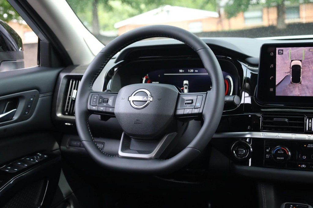 Nissan Pathfinder Vehicle Full-screen Gallery Image 25