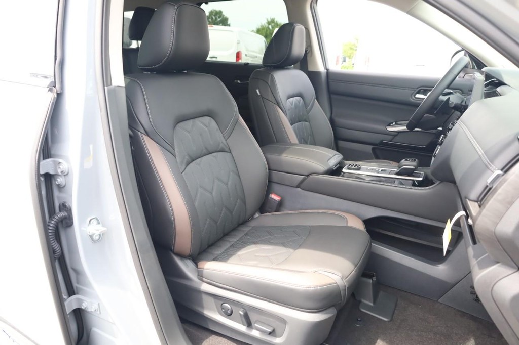 Nissan Pathfinder Vehicle Full-screen Gallery Image 26