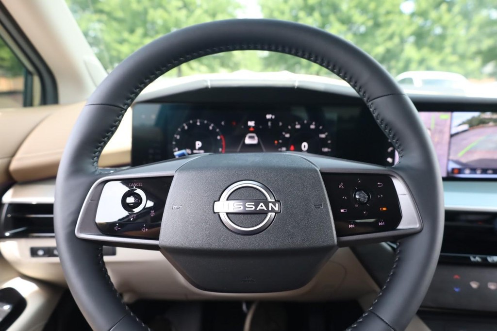Nissan Murano Vehicle Full-screen Gallery Image 9