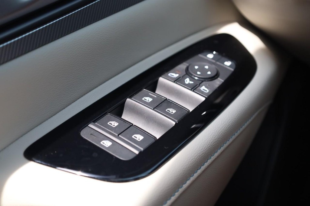 Nissan Murano Vehicle Full-screen Gallery Image 17