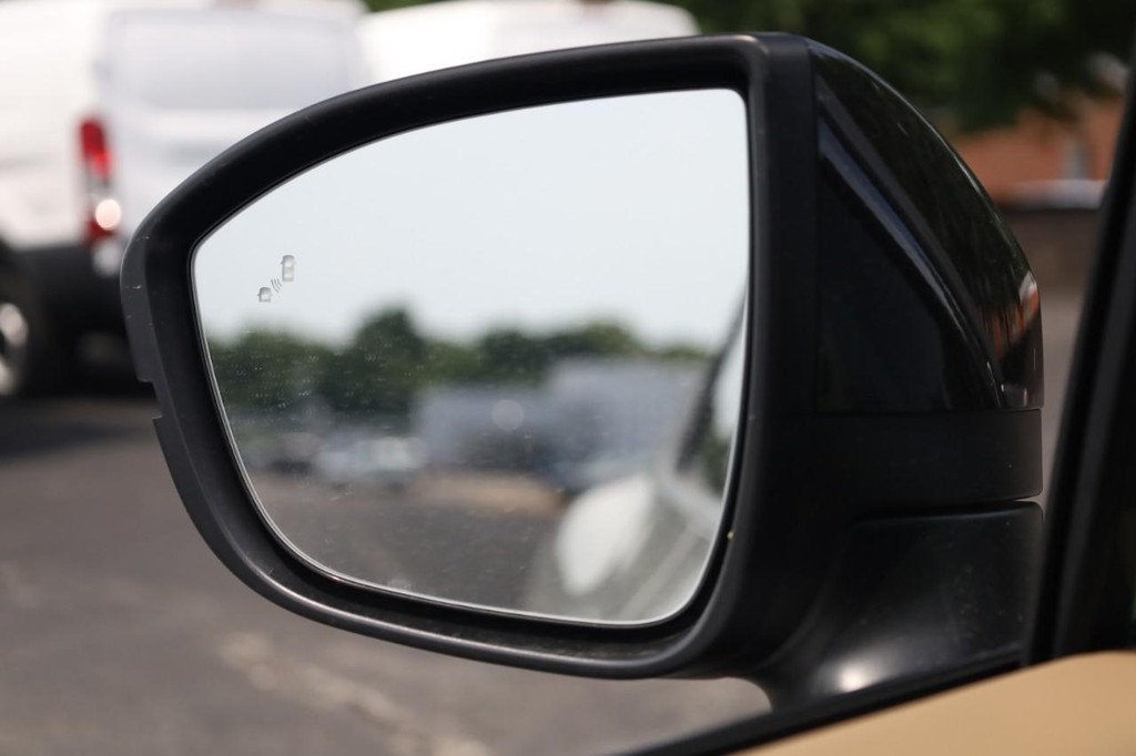 Nissan Murano Vehicle Full-screen Gallery Image 19