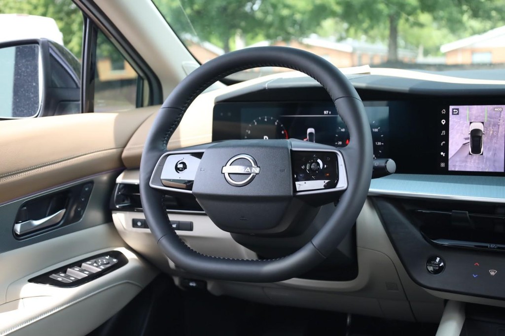 Nissan Murano Vehicle Full-screen Gallery Image 23