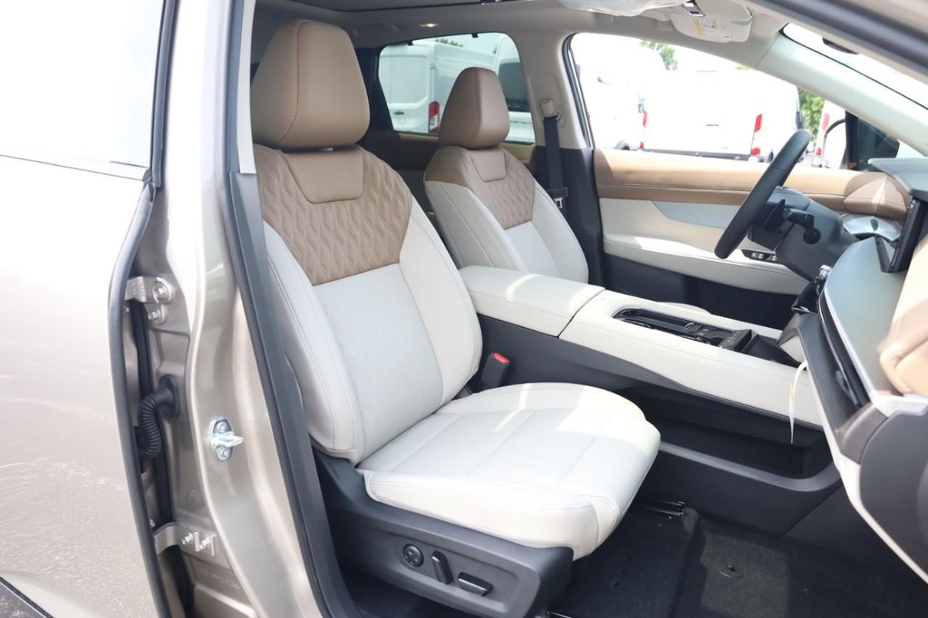 Nissan Murano Vehicle Full-screen Gallery Image 24