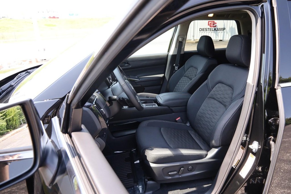 Nissan Pathfinder Vehicle Image 10