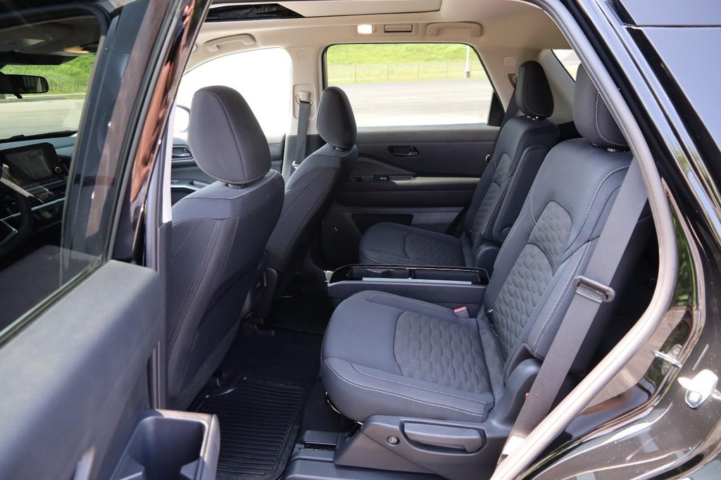 Nissan Pathfinder Vehicle Image 11