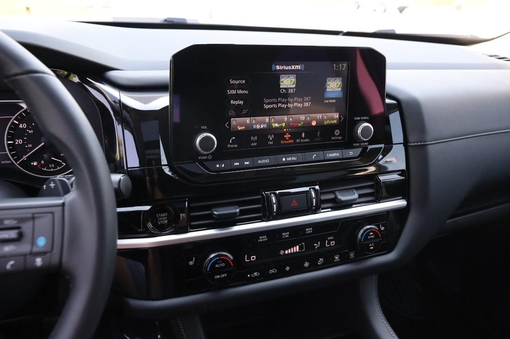 Nissan Pathfinder Vehicle Image 18