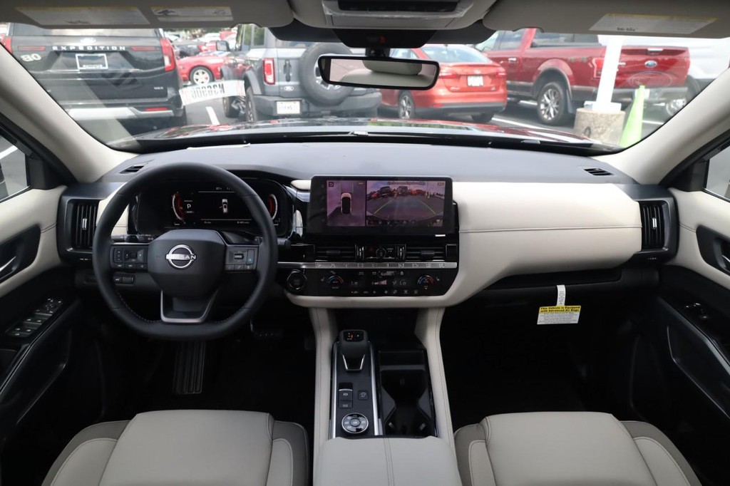Nissan Pathfinder Vehicle Full-screen Gallery Image 7