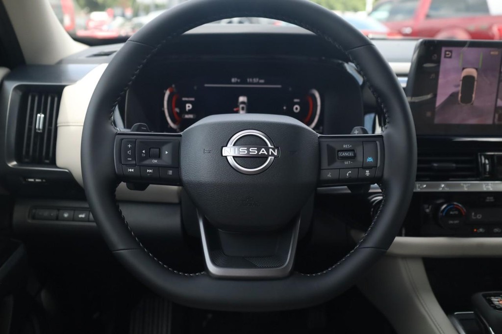 Nissan Pathfinder Vehicle Full-screen Gallery Image 8