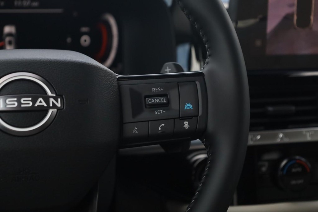 Nissan Pathfinder Vehicle Full-screen Gallery Image 9