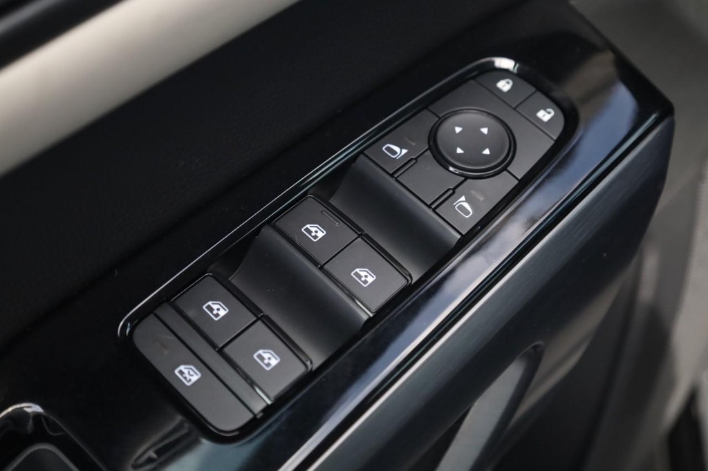 Nissan Pathfinder Vehicle Full-screen Gallery Image 11