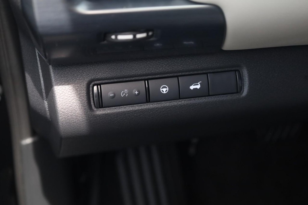 Nissan Pathfinder Vehicle Full-screen Gallery Image 12