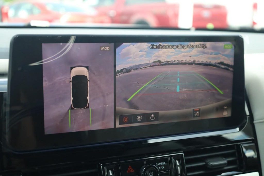 Nissan Pathfinder Vehicle Full-screen Gallery Image 15