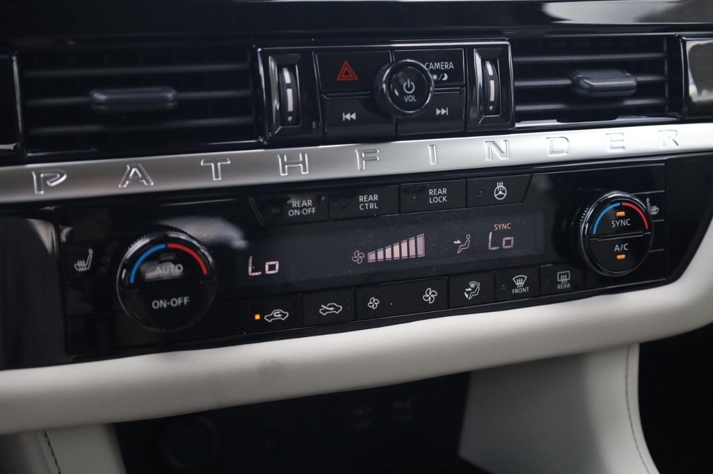 Nissan Pathfinder Vehicle Full-screen Gallery Image 16