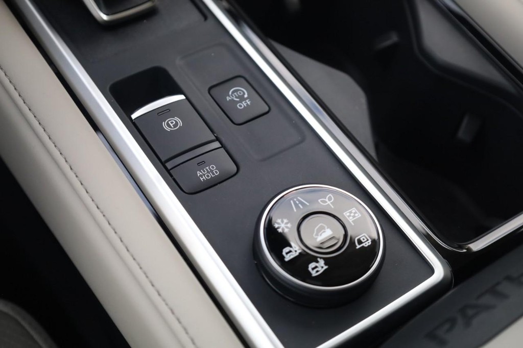 Nissan Pathfinder Vehicle Full-screen Gallery Image 18