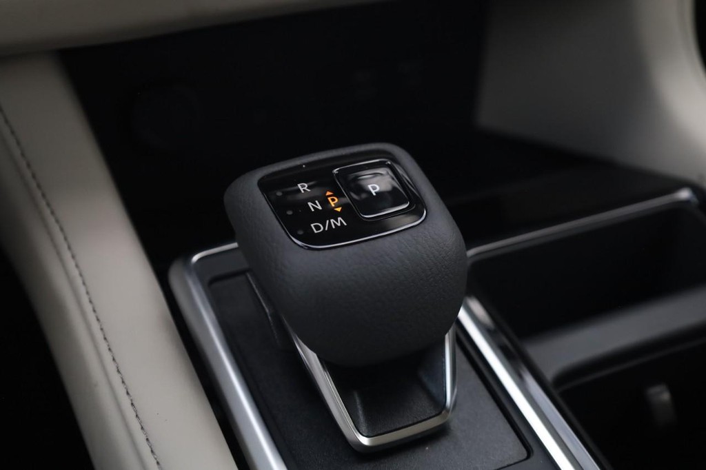 Nissan Pathfinder Vehicle Full-screen Gallery Image 19
