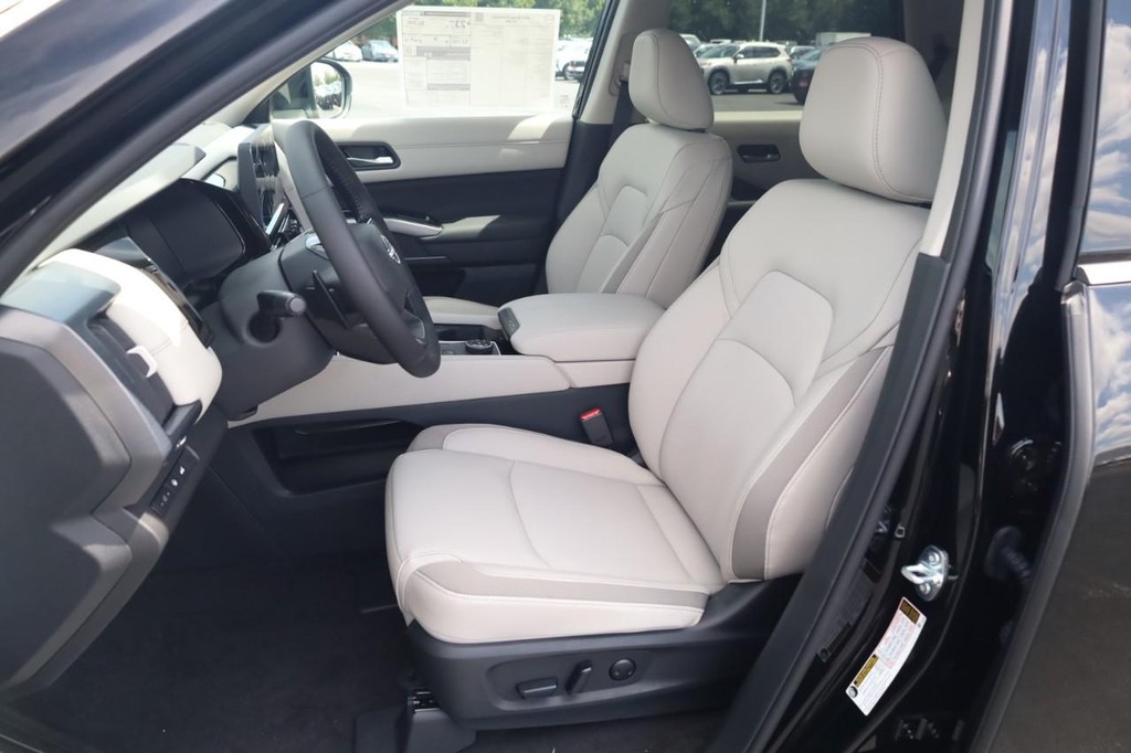 Nissan Pathfinder Vehicle Full-screen Gallery Image 20
