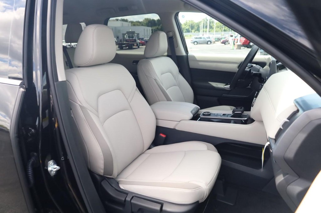 Nissan Pathfinder Vehicle Full-screen Gallery Image 21