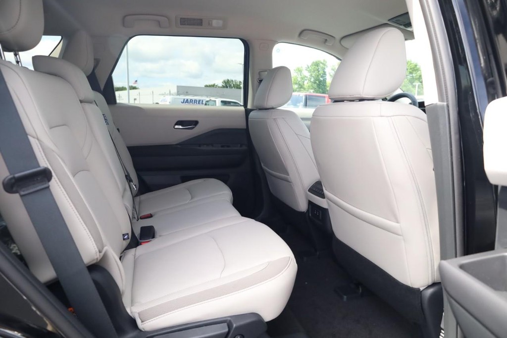 Nissan Pathfinder Vehicle Full-screen Gallery Image 22