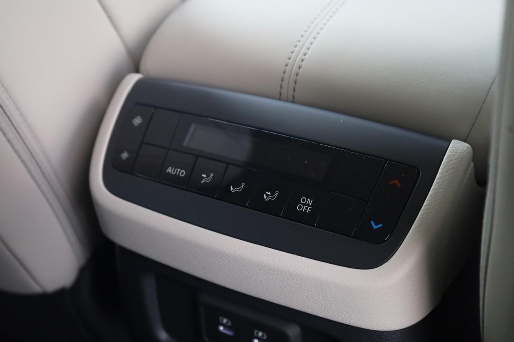 Nissan Pathfinder Vehicle Full-screen Gallery Image 23