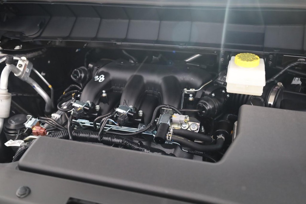 Nissan Pathfinder Vehicle Full-screen Gallery Image 25