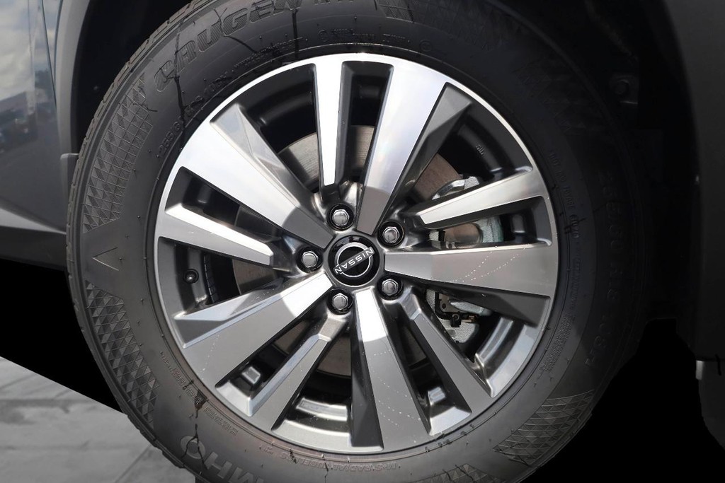 Nissan Pathfinder Vehicle Full-screen Gallery Image 3