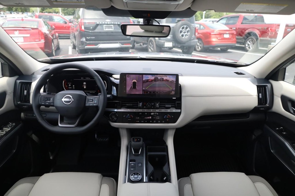 Nissan Pathfinder Vehicle Full-screen Gallery Image 7