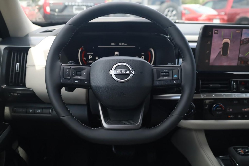 Nissan Pathfinder Vehicle Full-screen Gallery Image 8