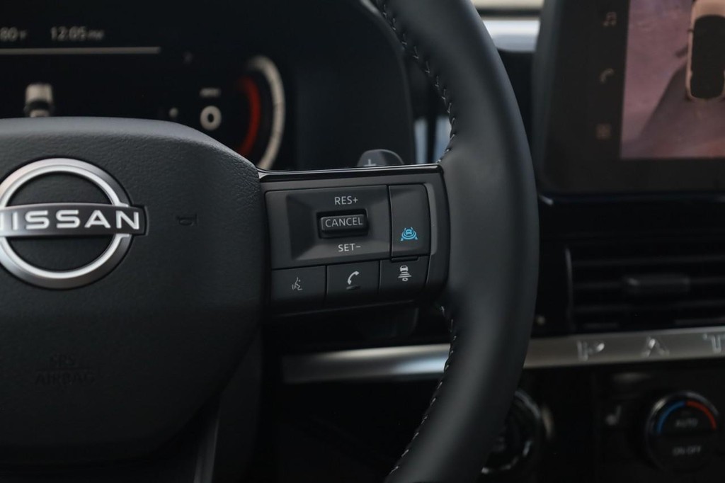 Nissan Pathfinder Vehicle Full-screen Gallery Image 9