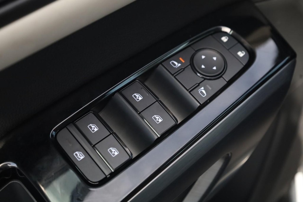 Nissan Pathfinder Vehicle Full-screen Gallery Image 11