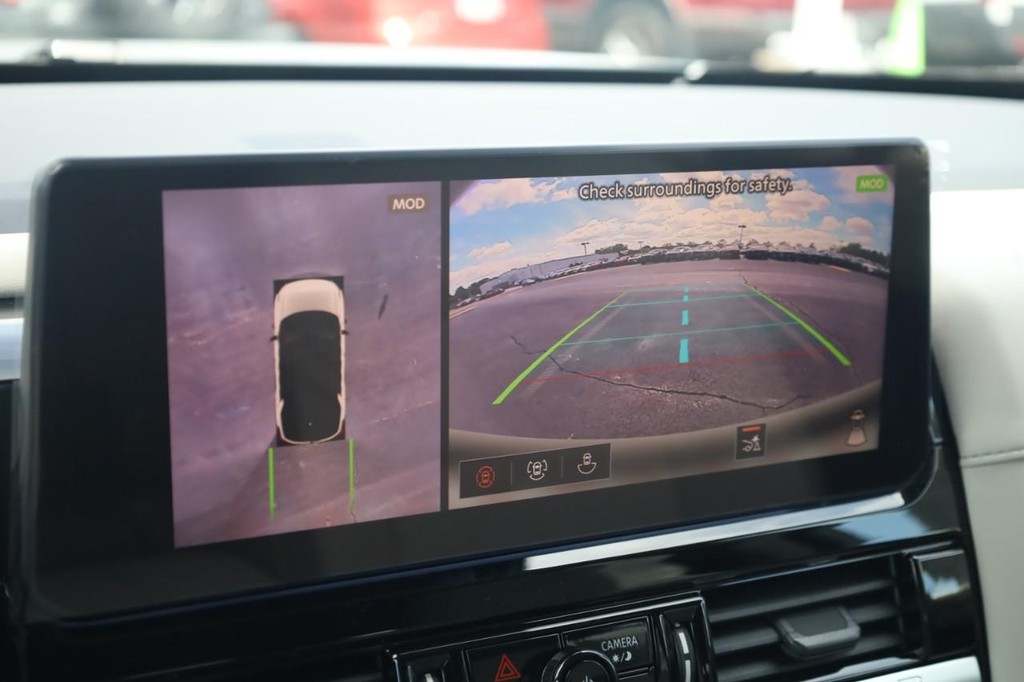 Nissan Pathfinder Vehicle Full-screen Gallery Image 15