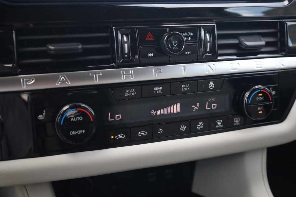 Nissan Pathfinder Vehicle Full-screen Gallery Image 16