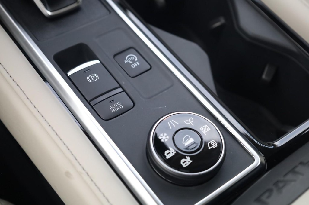Nissan Pathfinder Vehicle Full-screen Gallery Image 18