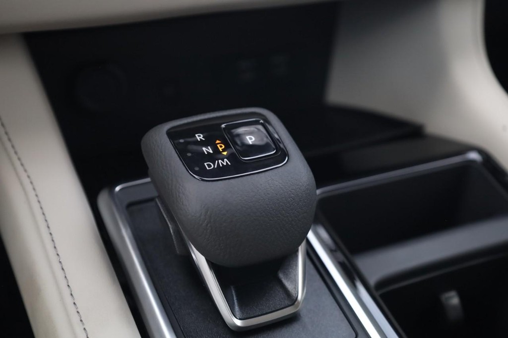 Nissan Pathfinder Vehicle Full-screen Gallery Image 19