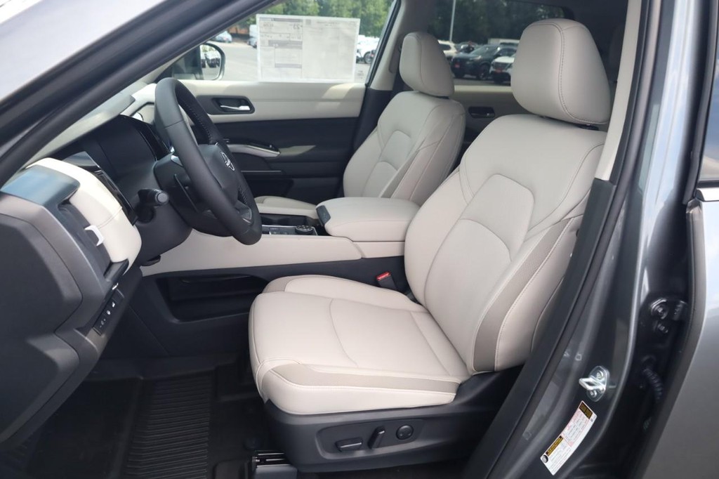 Nissan Pathfinder Vehicle Full-screen Gallery Image 20