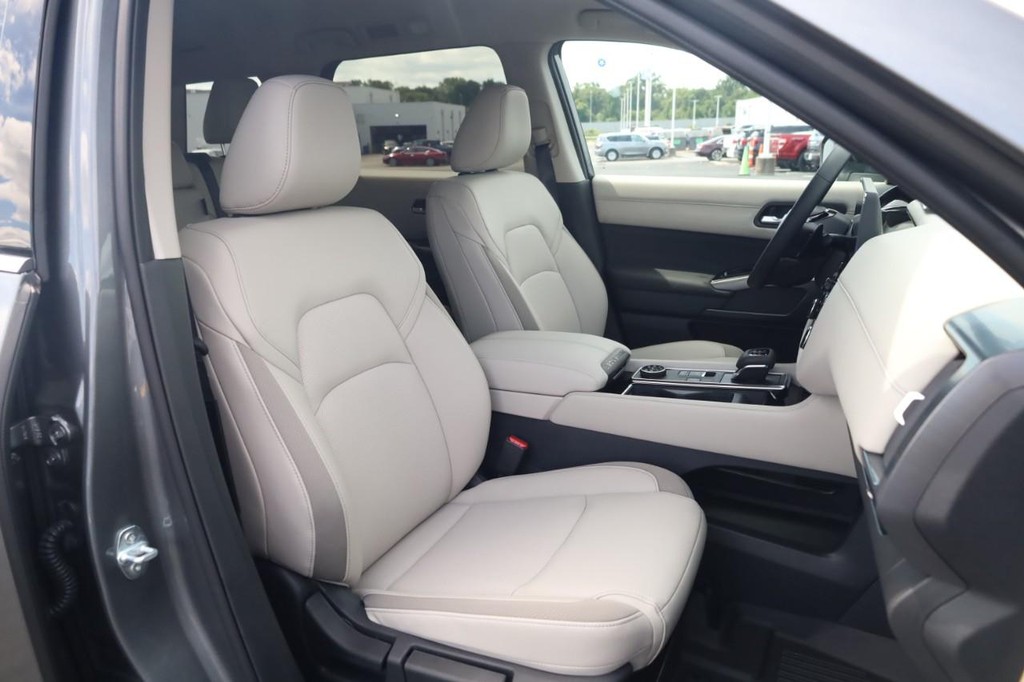 Nissan Pathfinder Vehicle Full-screen Gallery Image 21